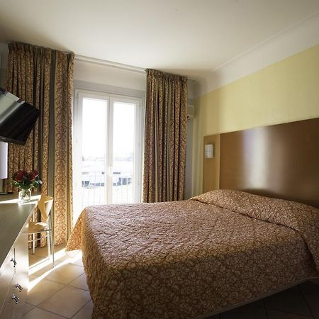 Albergo Hotel Saint-Laurent-du-Var Buitenkant foto