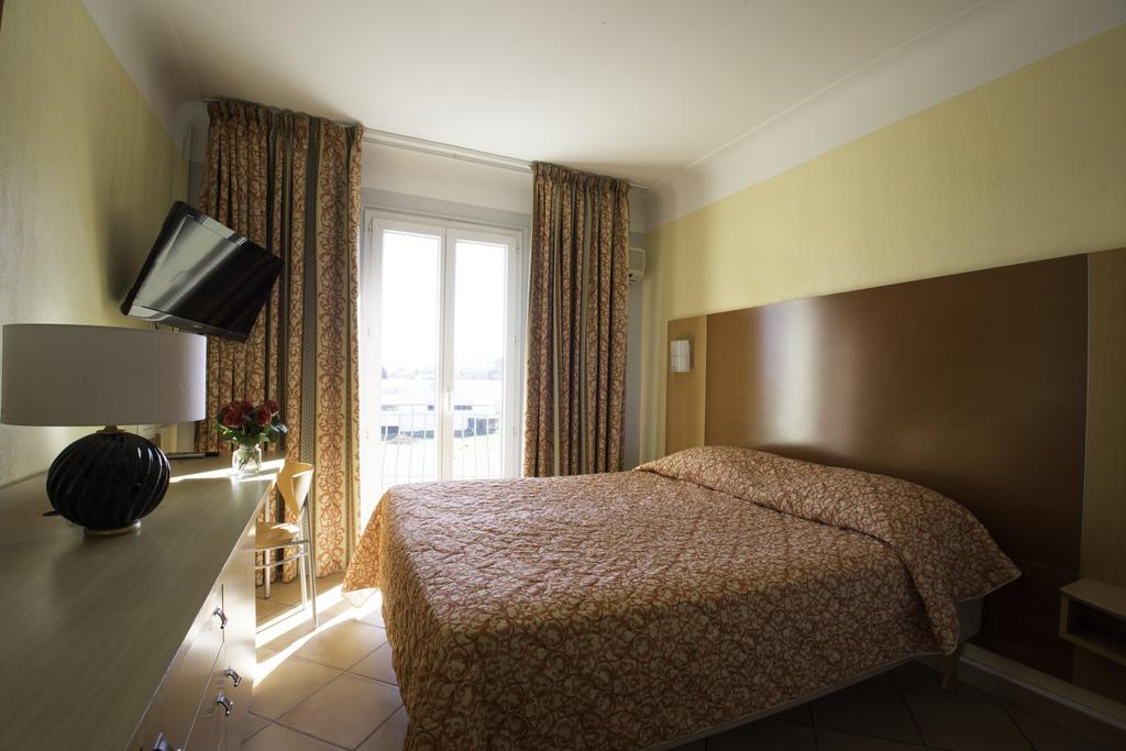 Albergo Hotel Saint-Laurent-du-Var Buitenkant foto
