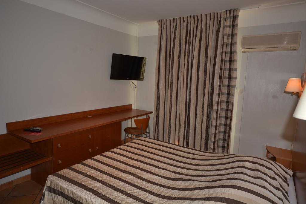 Albergo Hotel Saint-Laurent-du-Var Buitenkant foto