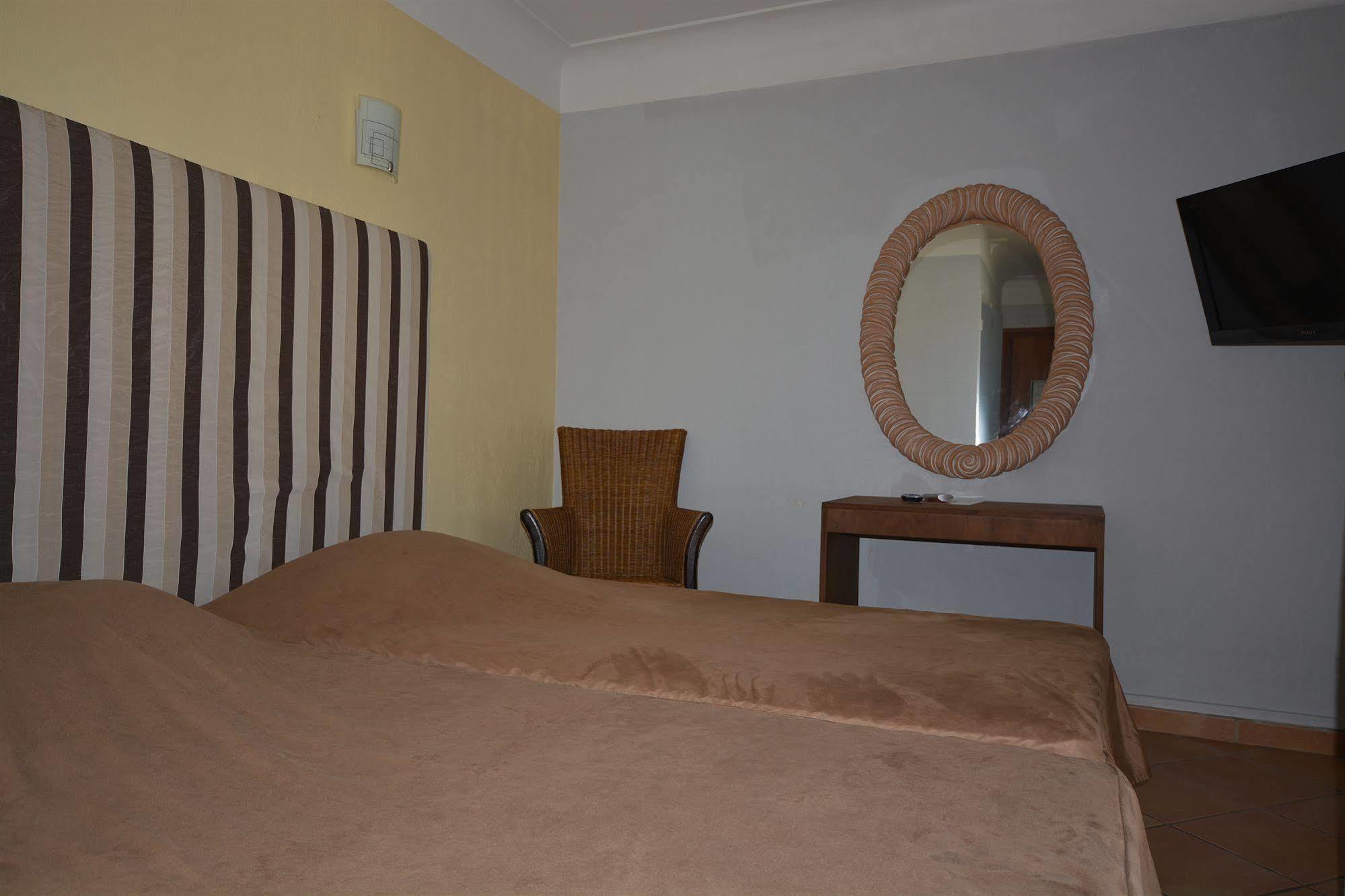 Albergo Hotel Saint-Laurent-du-Var Buitenkant foto