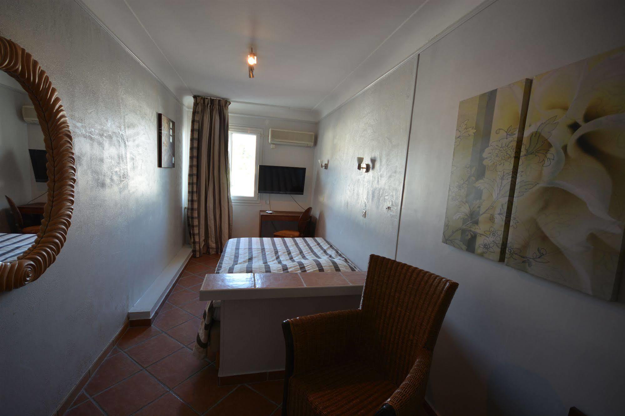 Albergo Hotel Saint-Laurent-du-Var Buitenkant foto
