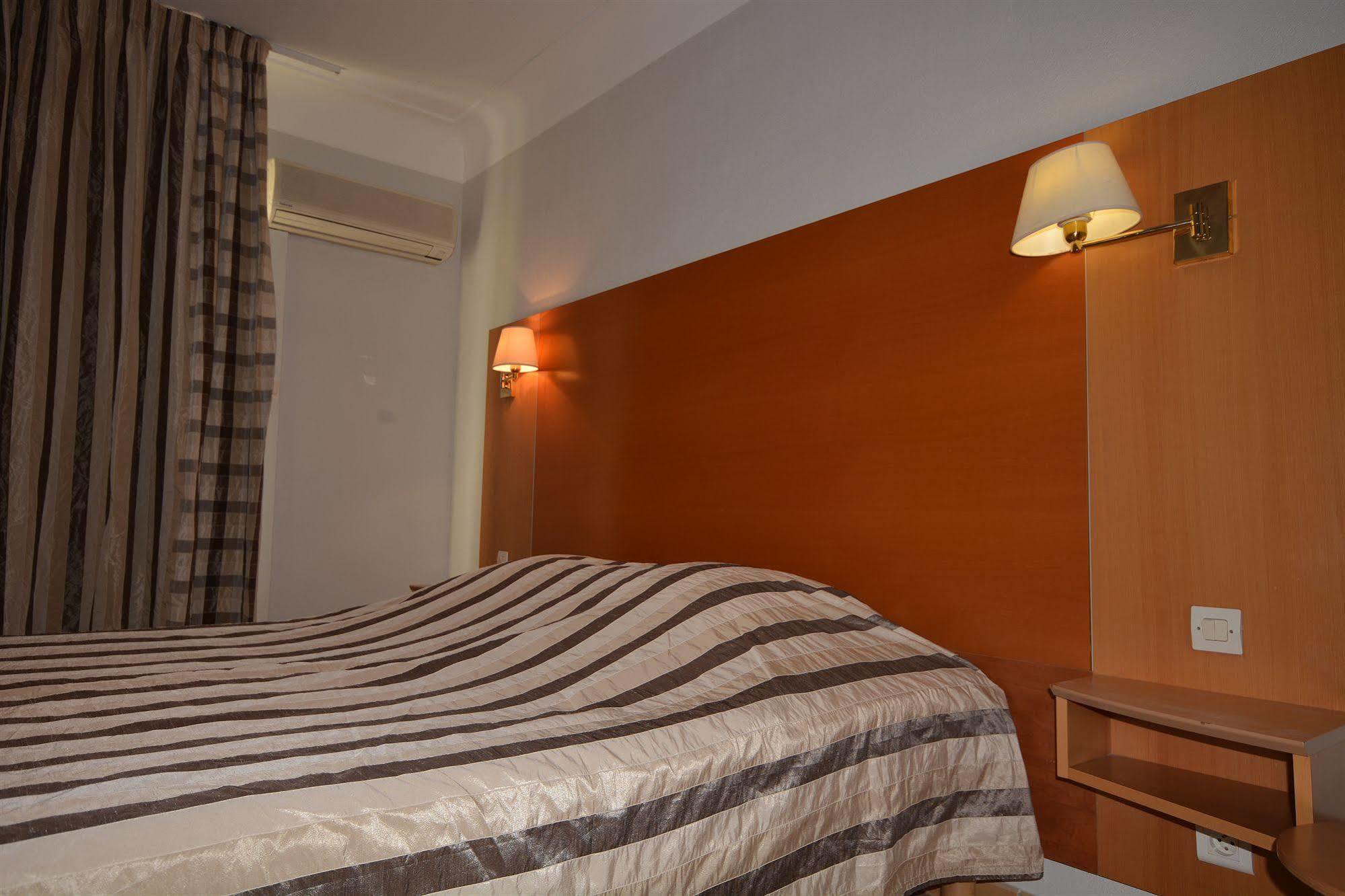 Albergo Hotel Saint-Laurent-du-Var Buitenkant foto