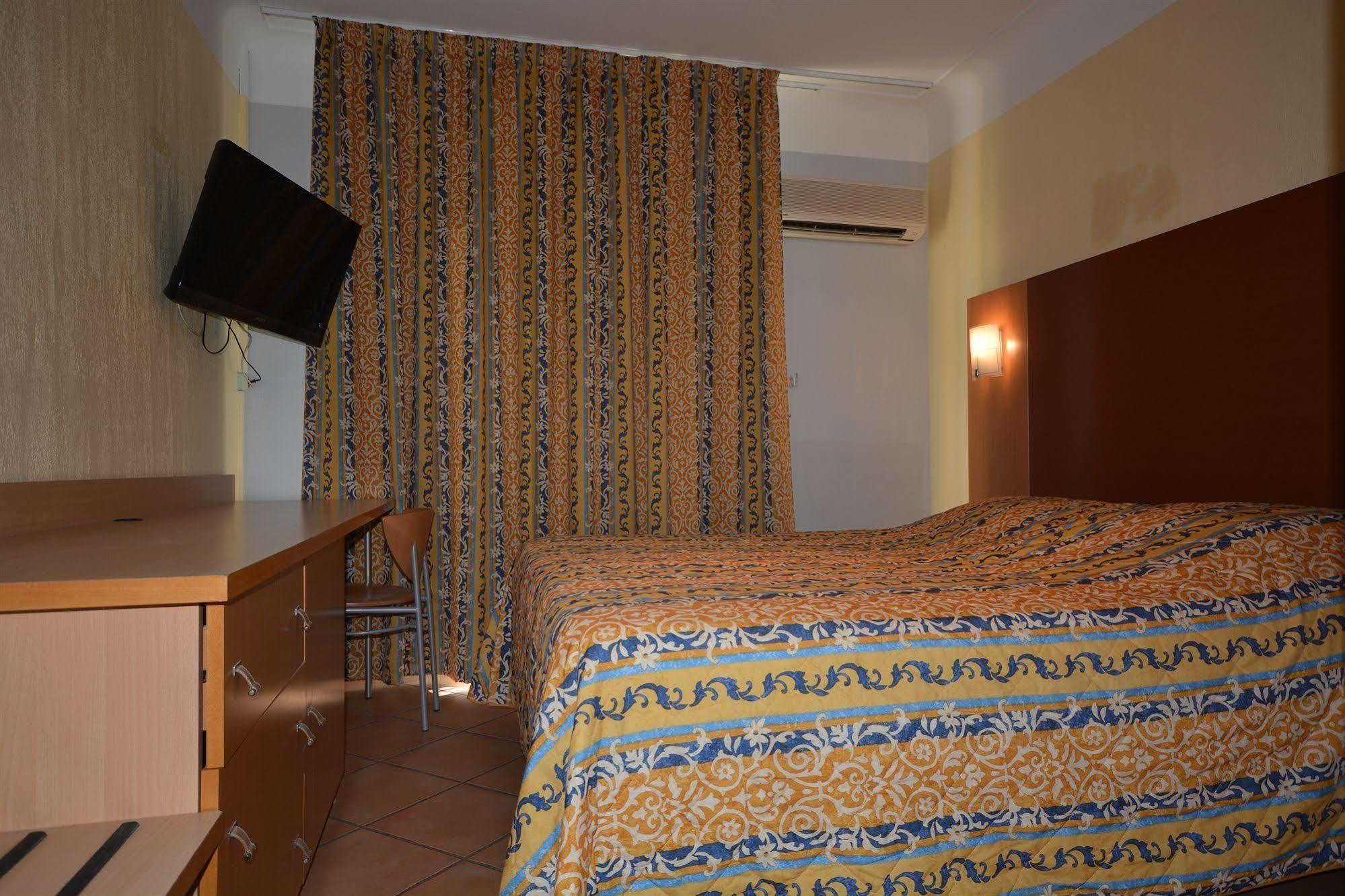 Albergo Hotel Saint-Laurent-du-Var Buitenkant foto
